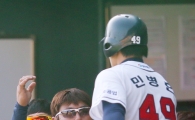 [포토] 최준석 '민병헌, 나가자마자 들어오네'