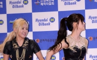 [포토]서현, 효연 언니 거기 출구 아니에요~