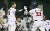 [포토] 홍성흔 투런 홈런에 기뻐하는 두산 선수들