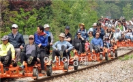 [포토]곡성 레일바이크 즐기는 관광객 북적