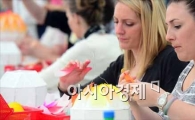 [포토]신중한 표정으로, 외국인 연등 만들기