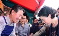 [포토]과일 파는 허창수 회장