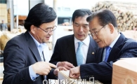 [포토]박준영 전남도지사, 한옥시공 및 목재 가공업체 방문