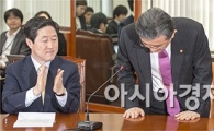 [포토]박수 받는 이한구 원내대표