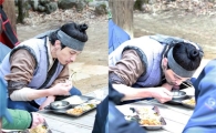 ‘천명’ 이동욱, 조선판 ‘먹방’ 공개
