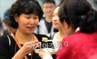 [포토]김치 시식하는 시민