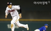 [포토] 김현수 '공 빠졌다, 뛰자!'