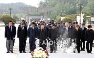 전남대 지병문 총장 등  교직원, 5월 영령들의 넋 기려