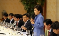 朴대통령 "윤창중 사건, 자는 시간까지 아꼈는데 안타깝다"(상보)