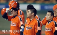 [포토] 퇴장하는 한화 선수들 '1:19 대패라니'