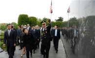 [방미미공개사진]한국전 참전기념비를 살피는 朴대통령