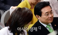 [포토]이야기 나누는 조윤선 장관과 전병헌 대표 