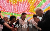 [포토]불자들과 인사 나누는 김한길 대표 