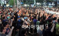 [포토]‘오월 광주' ~'임을 위한 행진곡' 부르며 전야제 절정