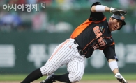 [포토] 미끄러져 넘어지는 황재균 '비 때문에!'