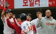 [포토] 최정 홈런 기쁨
