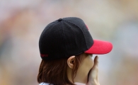 [포토] LG 홈경기 시구자 신소율 '등에는 유지현'