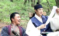 '구가의 서' 유연석, 촬영 현장 비하인드 컷 공개 '화기애애'