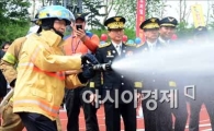 [포토]소방호스 체험하는 박원순 서울시장