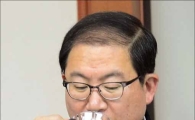 [포토]목 축이는 이성한 경찰청장