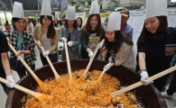 [포토]300인분 비빔밥에 즐거운 이대생들 