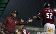 [포토] 염경엽 감독 '병호 어서 와'
