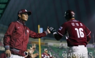 [포토] 홈인 강정호 반기는 염경엽 감독