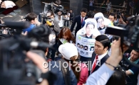 [포토]취재진에 둘러싸인 엄정화