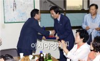 [포토]장재성 광주시 서구의회 의장 감사패 수상