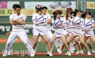 [포토] 클리닝타임 공연 펼치는 치어리더팀 임팩트
