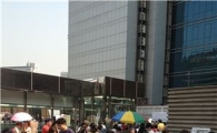 [르포]백화점서 왠 벼룩시장(?)...명품이 단돈 1만원에