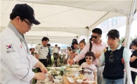 [포토]우리밀 요리 시식하는 관광객들
