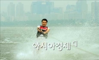 [포토]수상스키 즐기는 시민