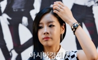 [포토]손성아, 틈틈이 '미모관리'