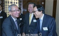 [포토]인사하는 현오석 부총리·김용환 수출입은행장