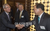 [포토]은행연합회장 만나는 현오석 부총리