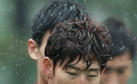 [포토] 손흥민 '빗물세수'