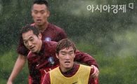 [포토] 진공청소기 김남일 '장현수, 널 빨아들이겠어'