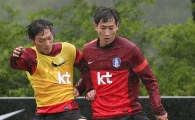 [포토] 공 다투는 김치우-지동원