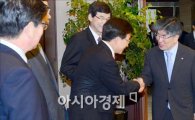[포토]인사 나누는 김중수 한은 총재