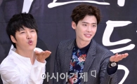 [포토]키스 날리는 윤상현-이종석