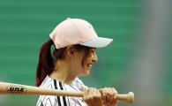 [포토] 강혜정 '방망이가 무거워~'