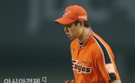 [포토] 조기강판 당하는 김경태