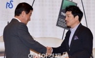 [포토]감독 슬레이트 수여 받는 이범수