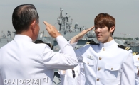 [포토] 박태환 '해군참모총장님께 경례!'