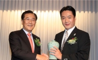 [포토]박준영 전남지사, 강진 청자 선물