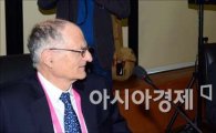 [포토]김중수-토마스 사전트 교수 대화 중