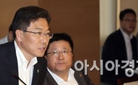 [포토]윤상직 장관 입에 쏠린 산업계 눈