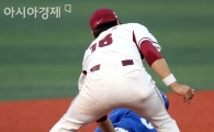 [포토] 강정호 '정형식 엉덩이를 툭'