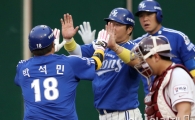 [포토] 동점 투런홈런 박석민 '받은만큼 돌려줘야죠'